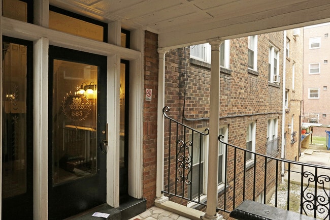 Building Photo - Thames Manor