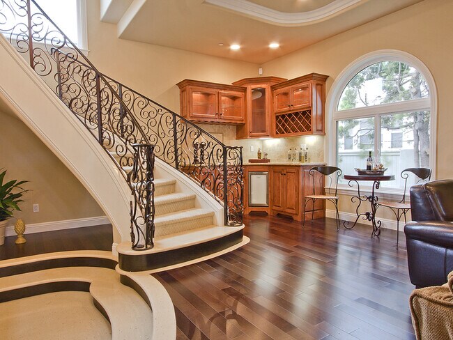 Building Photo - Spacious 3,224 Square Foot Townhouse!