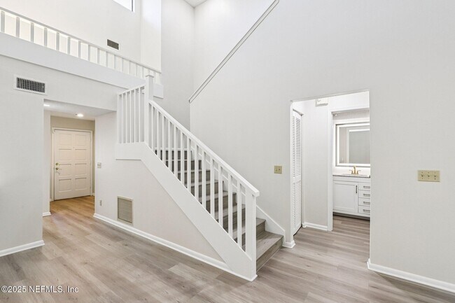 Foto del edificio - 144 La Pasada Cir W