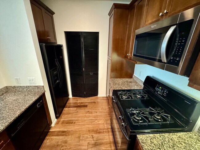 Foto del edificio - Poolside Perfection in Irvine – Stylish 2-Bed, 2-Bath with Resort Amenities!