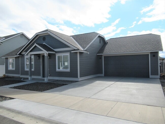 Building Photo - Exceptional 3 Bed, 2 Bath Home!