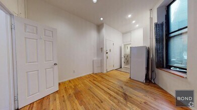 Building Photo - 214 E 10th St