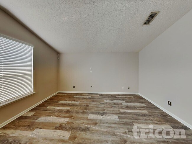 Building Photo - 13698 Devan Lee Dr N