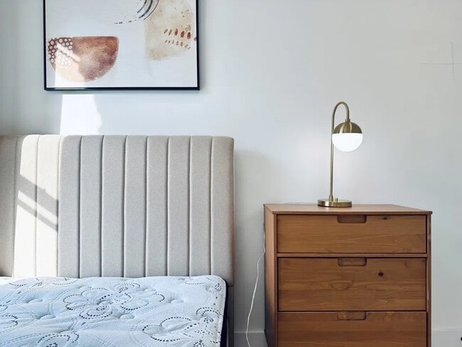 Building Photo - Furnished room/NOT APARTMENT