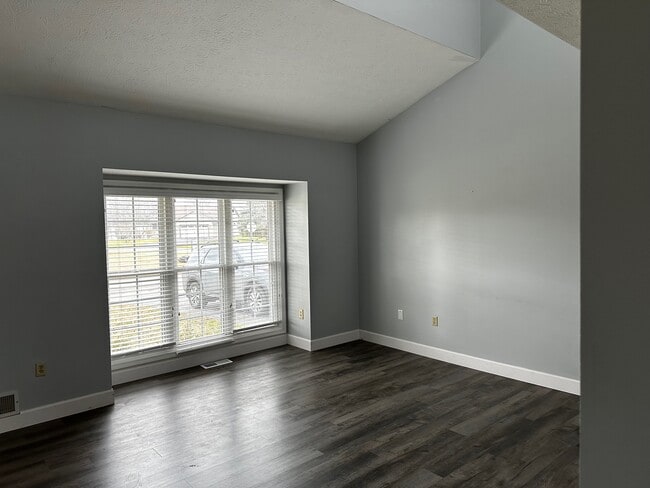 Building Photo - 5 White Oak Bend