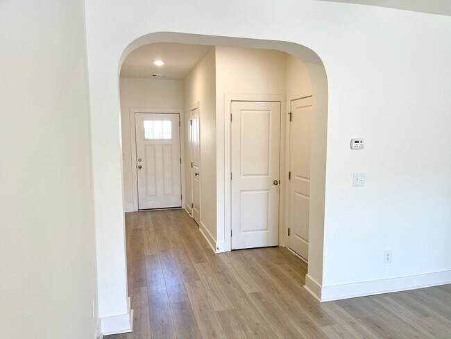 Foto del edificio - Welcome to this charming 3-bedroom, 2.5-ba...