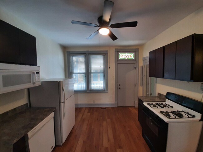 Foto del edificio - 2159 N Bell Ave