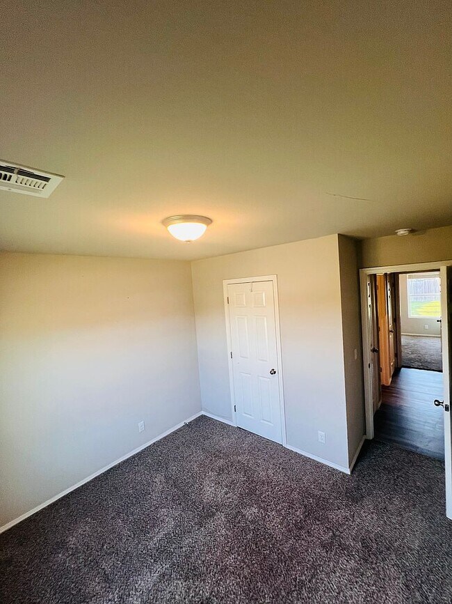 Foto del edificio - 5823 E 146th St S