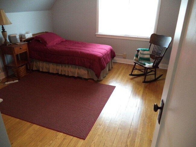 Building Photo - 553 Maceman St