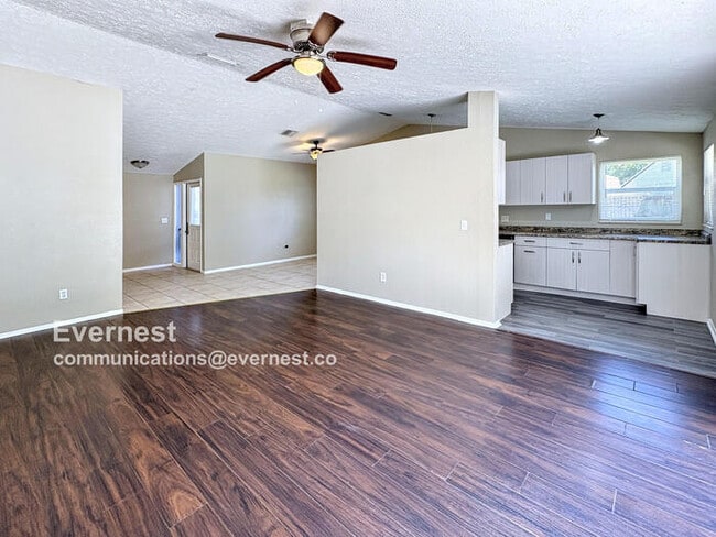Building Photo - Charming Home with Fenced Backyard and Con...