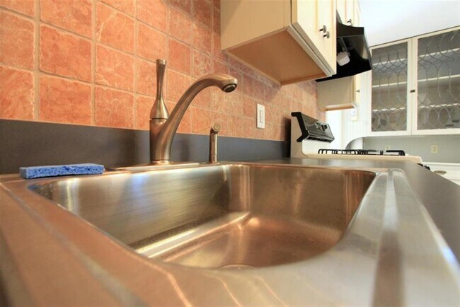 Building Photo - 12 Saginaw Ave