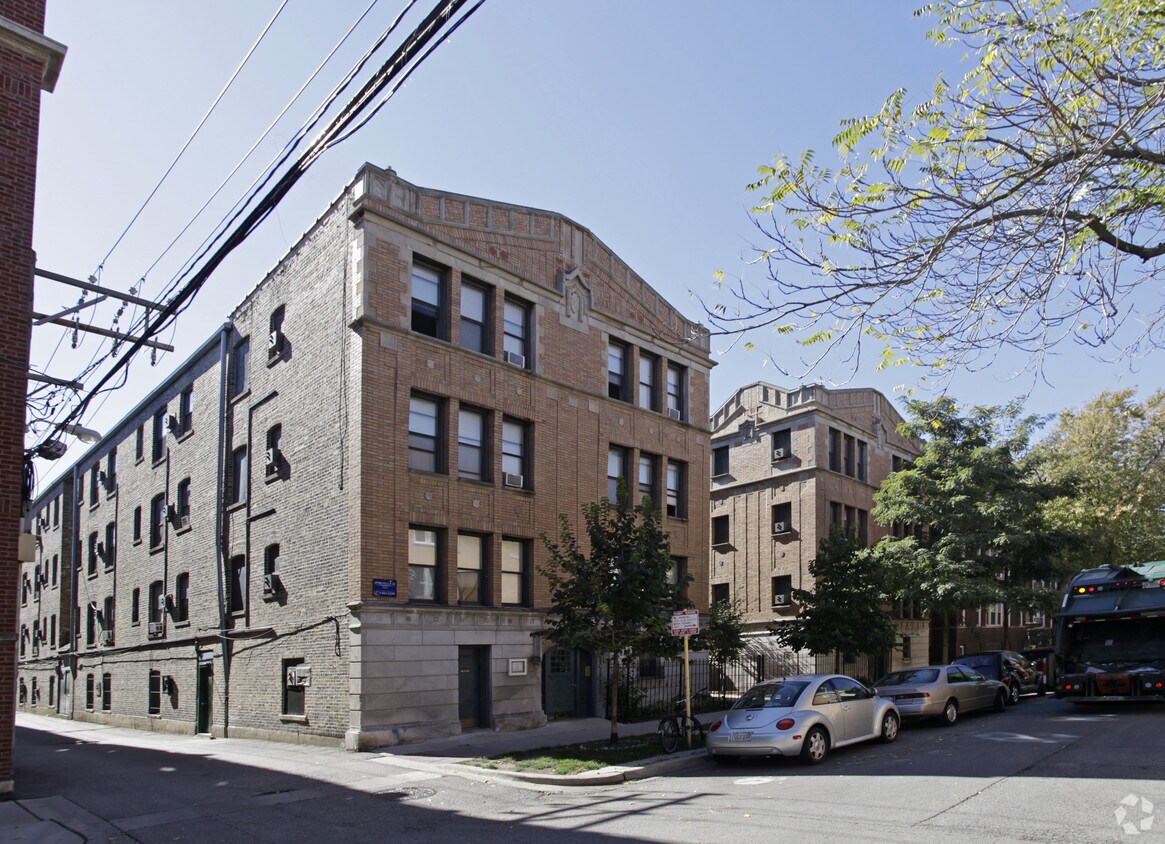 Primary Photo - 815-823 W Cornelia Ave
