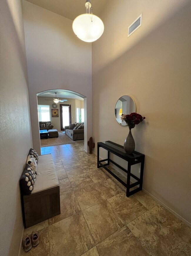 Building Photo - 4 BEDROOM 3 BATH HOME!