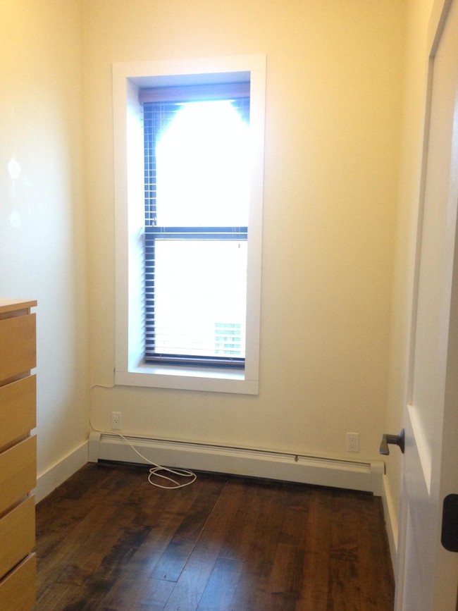 Building Photo - 730 Halsey St