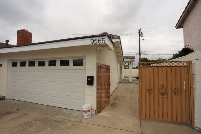 Photo - 9565 Mansor Ave House
