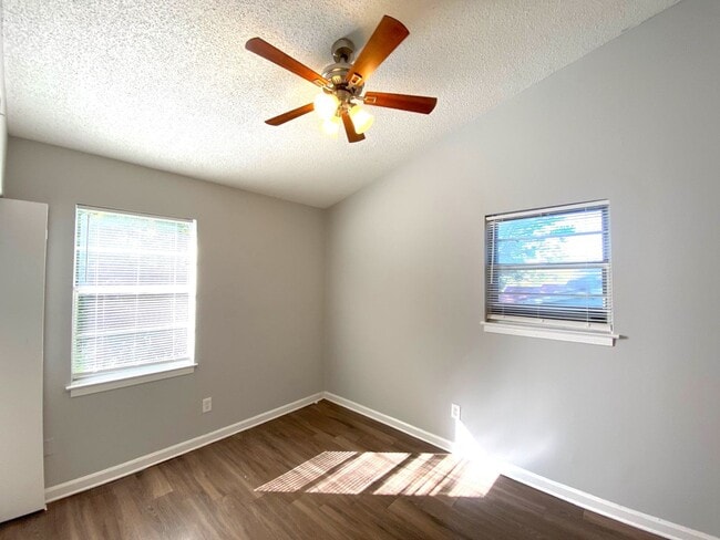 Photo - 805 Leacrest Ave House