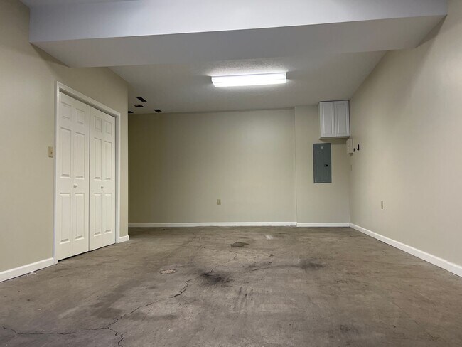 Building Photo - 2 Bedroom townhouse with garage near Med Center - Available 08/05!