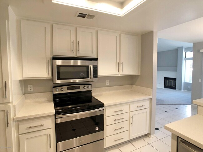 Building Photo - 372 Deerfield Ave