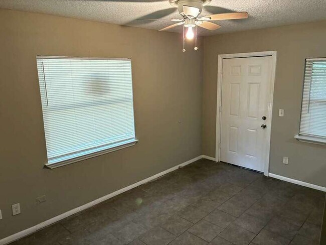 Foto del edificio - 6330 Fabian Dr