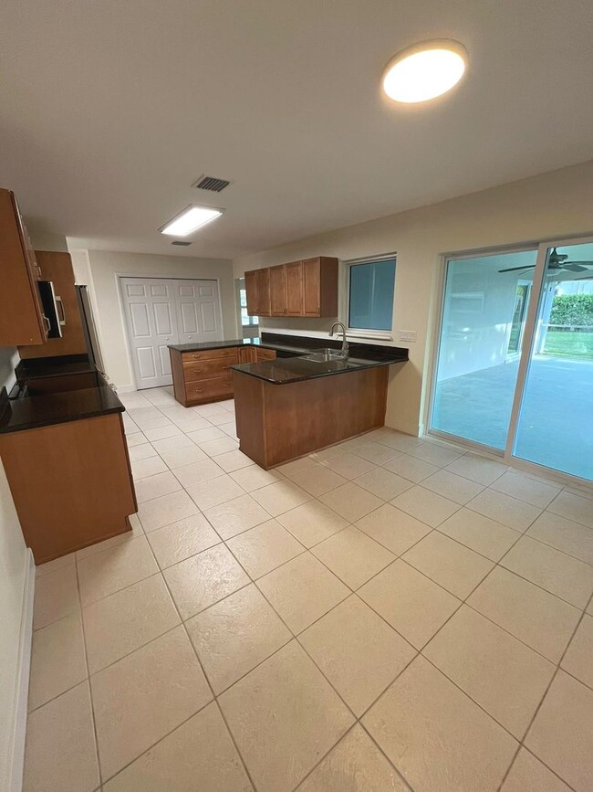 Building Photo - Updated 3 bedroom 2 Bathroom home in Beau ...