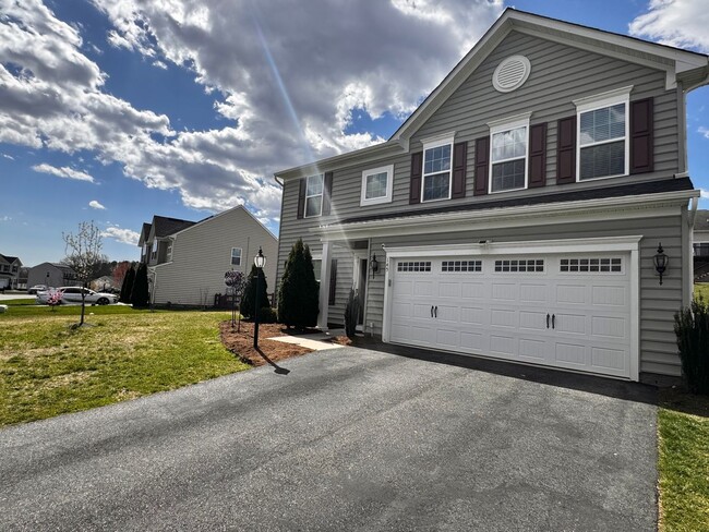 Foto del edificio - Gorgeous Two-Story Home close to NGIC, in ...