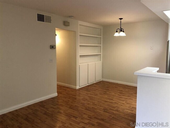 Foto del edificio - 2 Bed, 1 Bath Upstairs Condo with Private ...