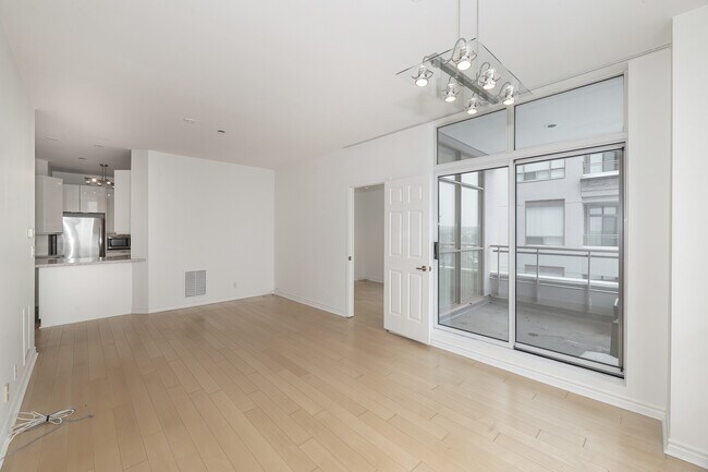 Building Photo - 980 Yonge St