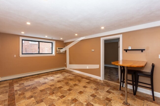 Photo - Nicely renovated pet friendly unit for 9/1. House
