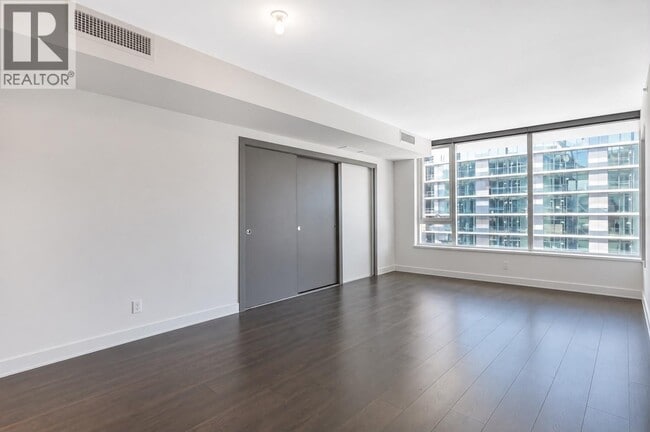 Building Photo - 68 Smithe St