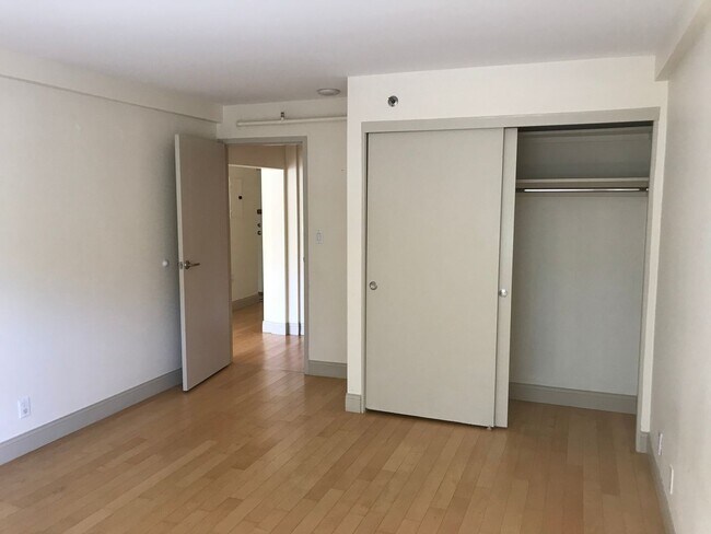 Building Photo - Great convenient location! Steps to Green ...