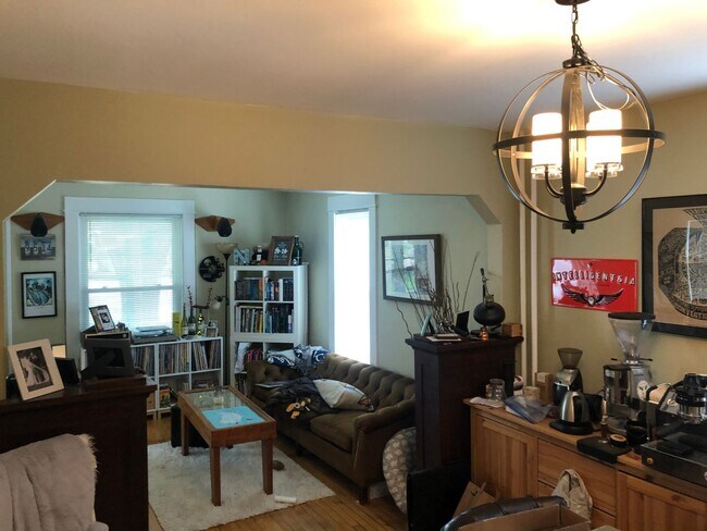 Foto del edificio - 2br House-Great Character, hdwd flrs. Avai...