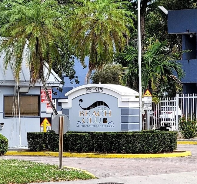 Building Photo - 9367 Fontainebleau Blvd