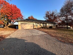 Building Photo - 102 S Westview Rd