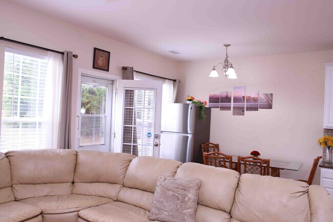 Foto del edificio - Room in Single Family Home on Red Birch Dr