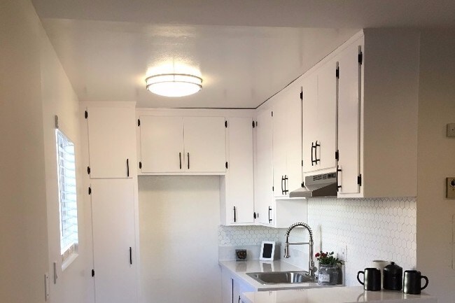 Building Photo - 14718 W Magnolia Blvd