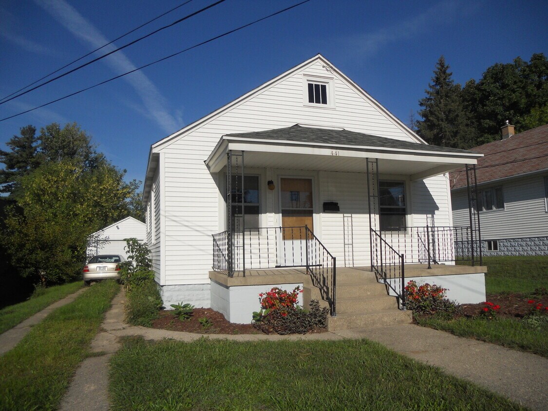 Primary Photo - 441 Spring NE- Single family home. Mid tow...