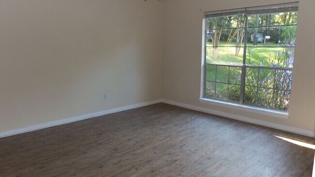 Foto del edificio - 3+bedrooms 2baths With Carport Available N...