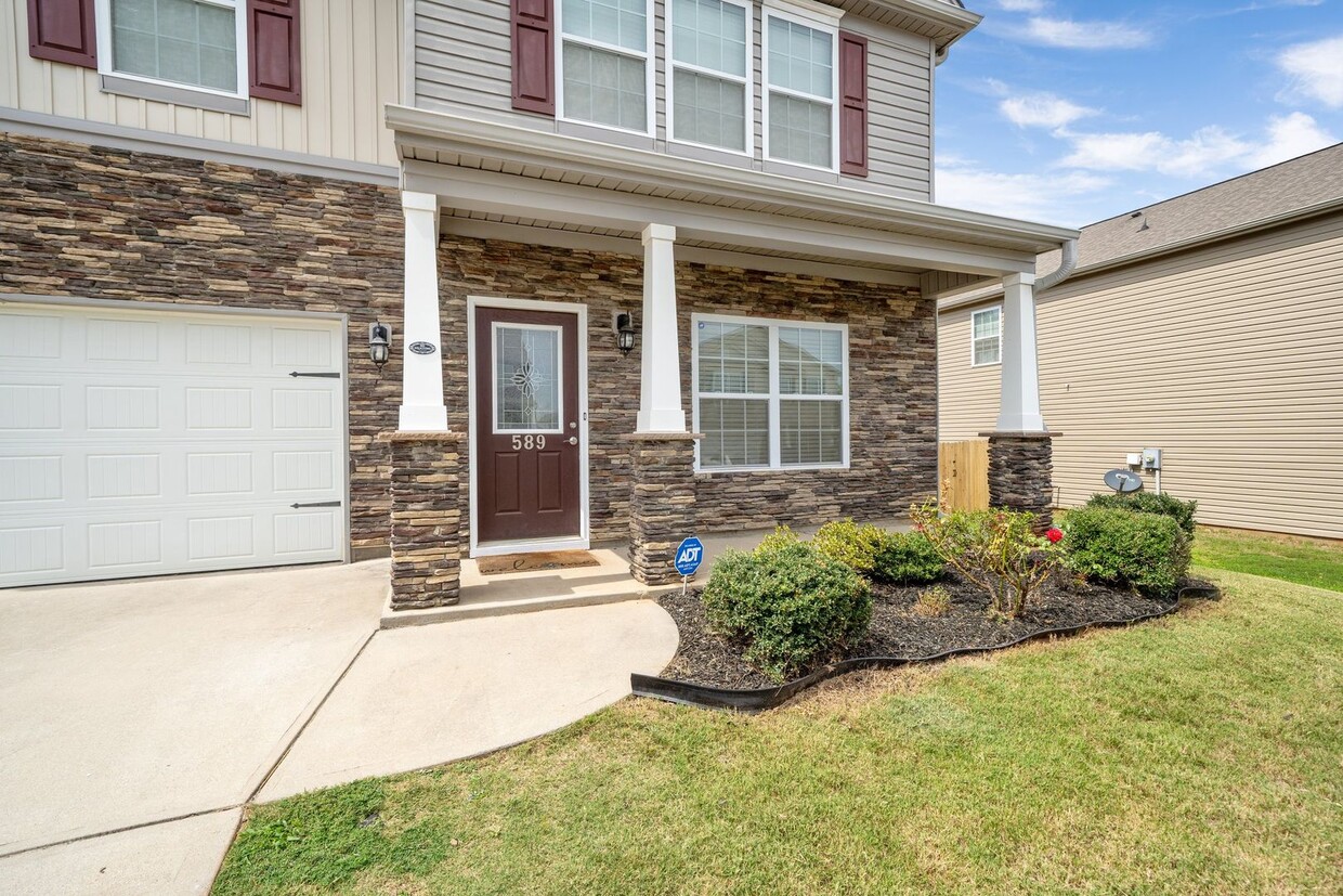 Foto principal - 4 BR, 2.5 BA Traditional Home, 2 Car Garag...