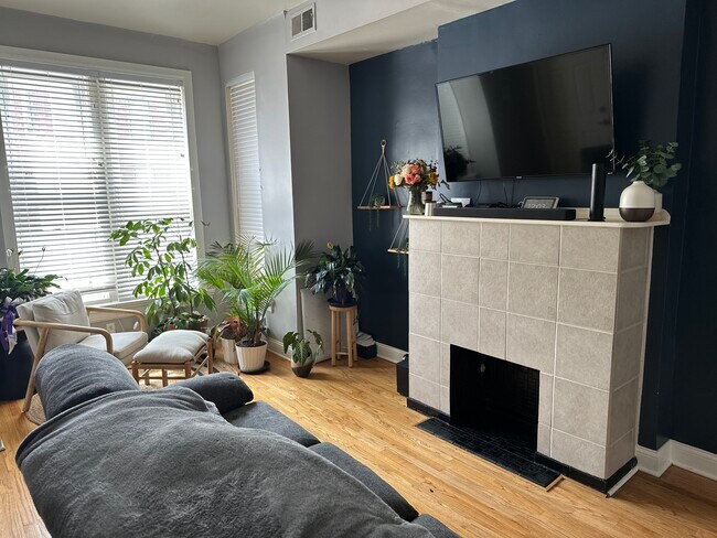 Building Photo - 824 E 47th Pl