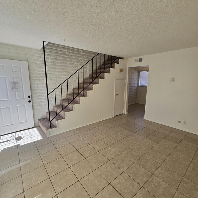 Building Photo - 401 Graceland Dr SE