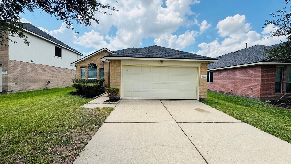 Foto principal - BEAUTIFUL 3 BEDROOM 2 BATH WITH WOOD TILE ...