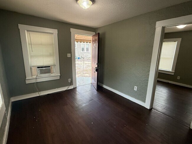 Foto del edificio - 1/1 with Private Yard Coming available soon