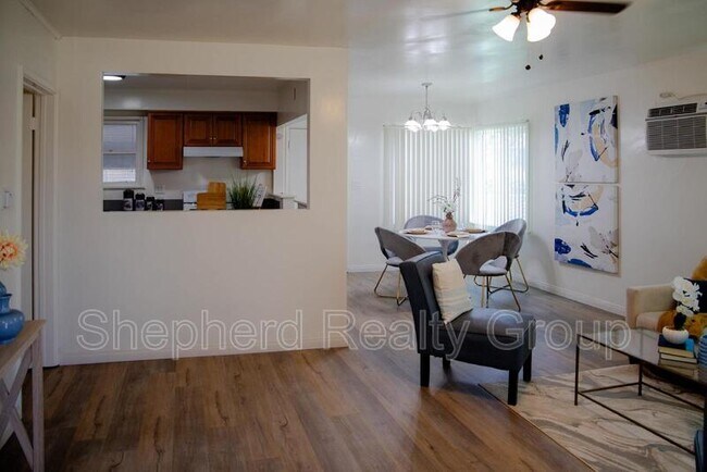 Foto del edificio - 128 N Lark Ellen Ave