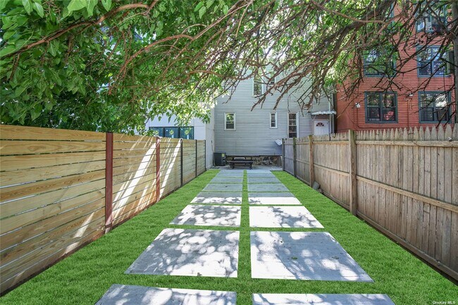 Foto del edificio - 221 Howard Ave