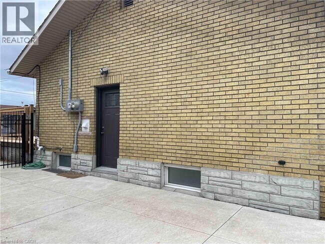 Photo du bâtiment - 45 Endfield Ave