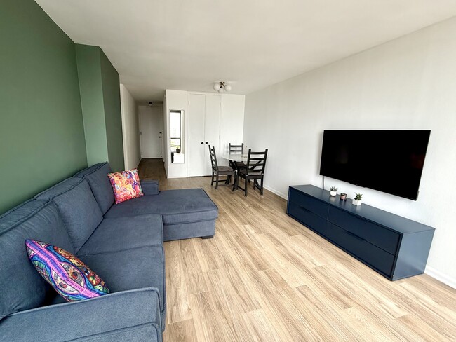 Building Photo - 1660 N La Salle Dr