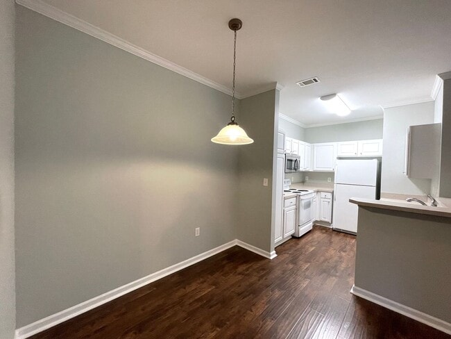 Building Photo - Cozy Condo In Amazing Location!