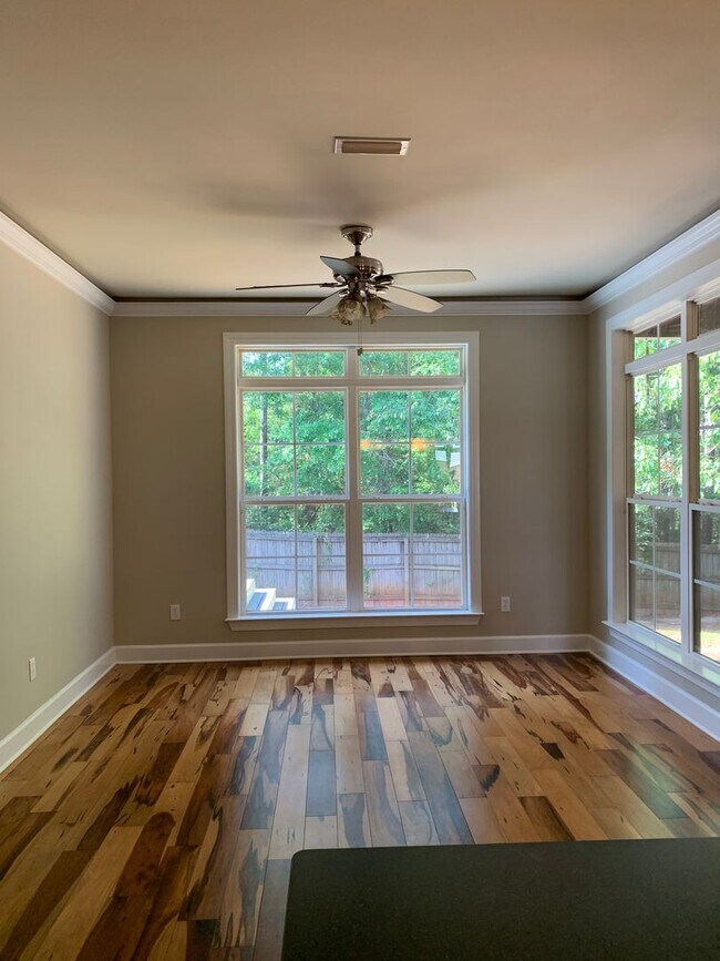 Foto del edificio - 102 Valley Chase Dr