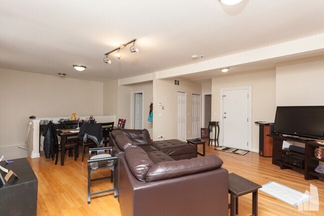 Foto del edificio - Beautiful 2 bed 2 bath duplex with updated...