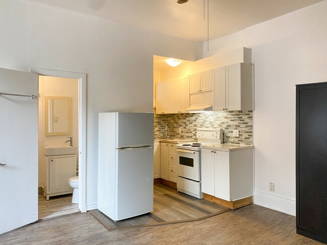 Building Photo - 301 Rue Wilbrod St
